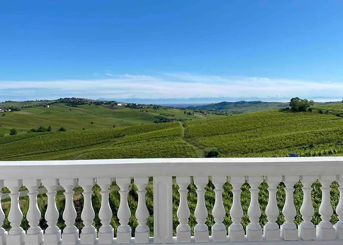 Chloe Boutique Wine Relais * Montecalvo Versiggia